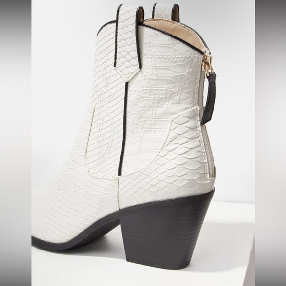 JustFab Sydney Western  White Textured Ankle Boot Sz 8 - Picture 14 of 16